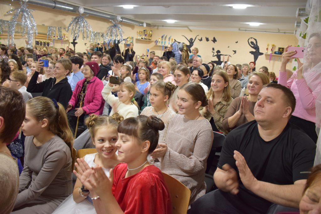 Завершився концерт щирими побажаннями миру, злагоди та світлого майбутнього для всієї Чугуївської громади й України. Музика знову довела: навіть під час війни вона здатна єднати, надихати та дарувати надію.