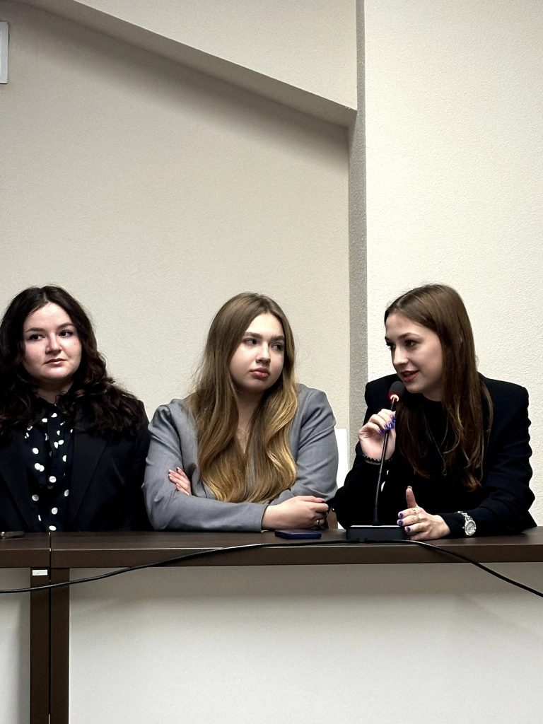 Учасники заходу обговорили основні напрями діяльності Молодіжної ради, розглянули актуальні законодавчі ініціативи та окреслили шляхи посилення участі молоді у формуванні державної політики.