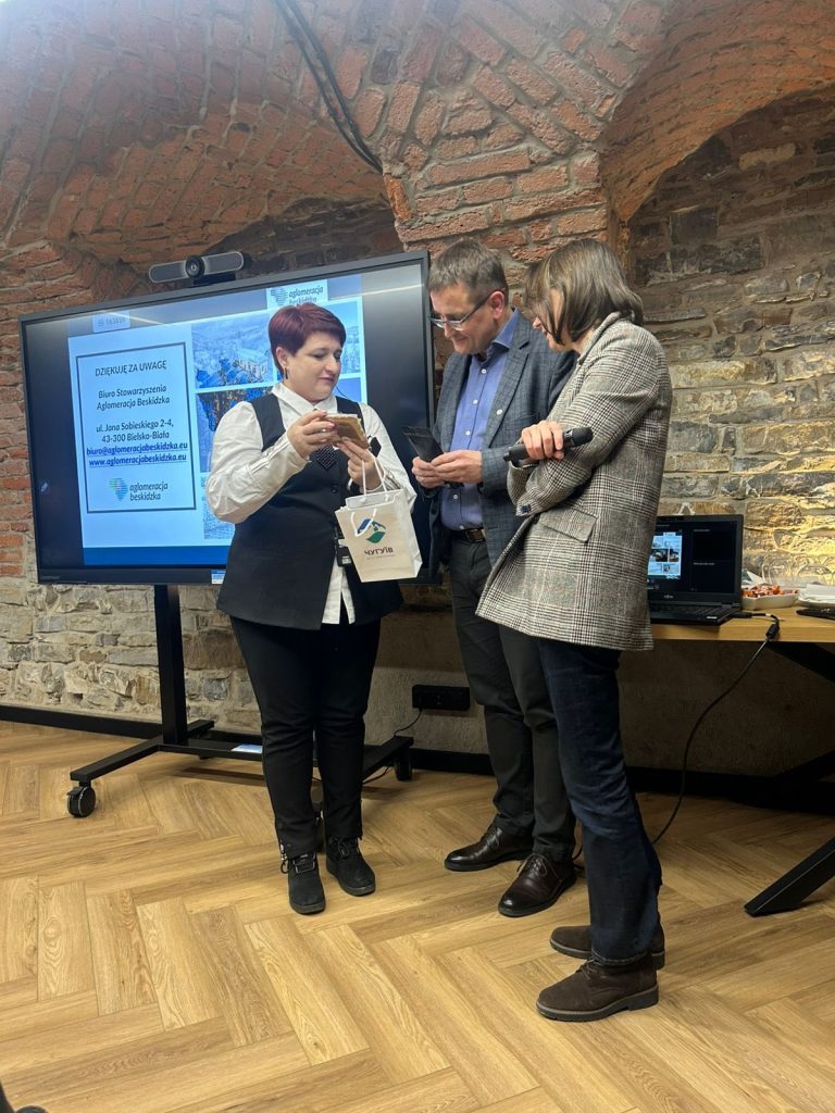 Особливу увагу було приділено прикладам успішної трансформації – від створення Краківського технологічного парку до ревіталізації колишніх копалень у Бєльсько-Бялій, які сьогодні функціонують як сучасні спортивні та освітні простори. Ці кейси демонструють, що європейські фонди є інструментом розвитку громад за умови наявності стратегічного бачення, бажання та ініціативності професійних команд і обов’язкового врахування потреби та побажань мешканців.