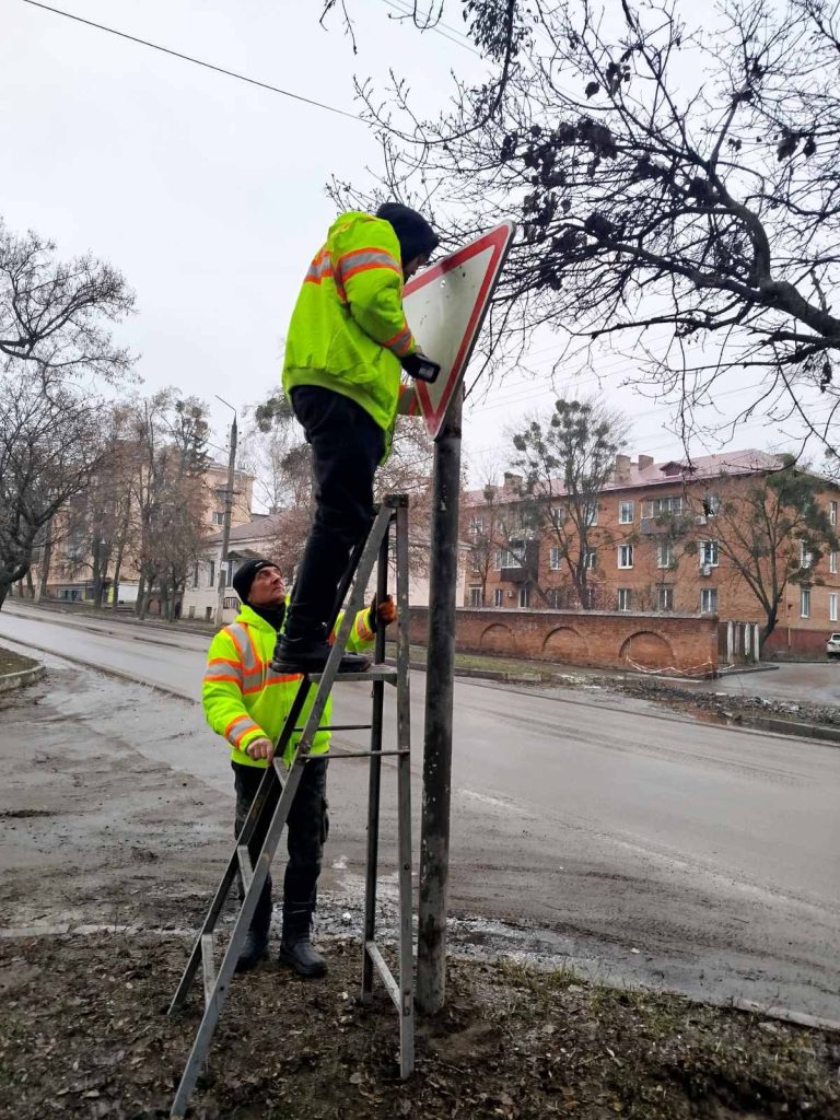 Комунальники оновлюють дорожні знаки в Чугуєві. Наразі працівники дільниці ремонту доріг КП «Чугуївський комунальний комплекс» провели роботи із заміни дорожніх знаків на вулицях Осинівська, Робоча, Харківська, Старонікольська, Гвардійська, Пирогова та на бульварі Центральному.