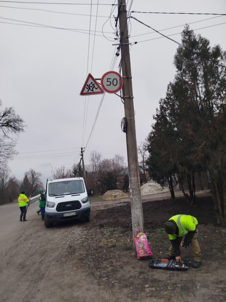 Комунальники оновлюють дорожні знаки в Чугуєві. Наразі працівники дільниці ремонту доріг КП «Чугуївський комунальний комплекс» провели роботи із заміни дорожніх знаків на вулицях Осинівська, Робоча, Харківська, Старонікольська, Гвардійська, Пирогова та на бульварі Центральному.