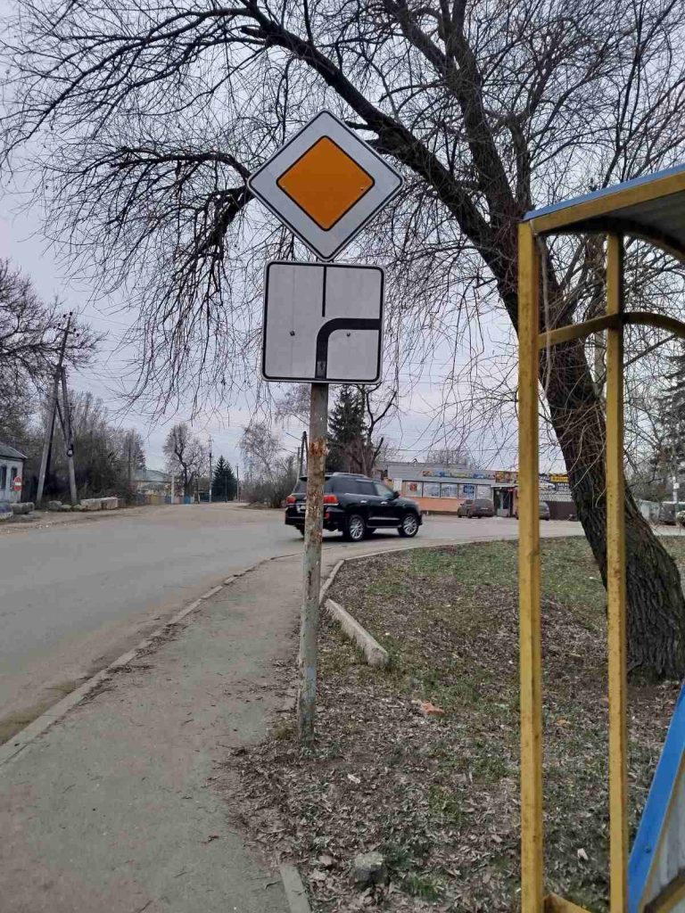 Комунальники оновлюють дорожні знаки в Чугуєві. Наразі працівники дільниці ремонту доріг КП «Чугуївський комунальний комплекс» провели роботи із заміни дорожніх знаків на вулицях Осинівська, Робоча, Харківська, Старонікольська, Гвардійська, Пирогова та на бульварі Центральному.