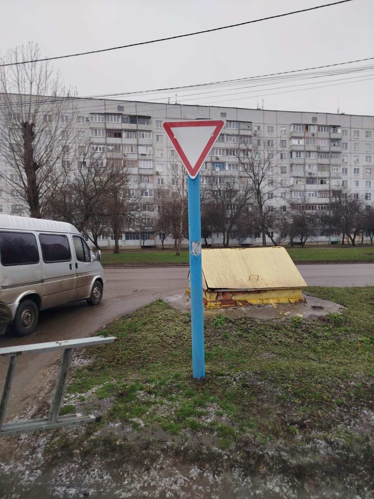 Комунальники оновлюють дорожні знаки в Чугуєві. Наразі працівники дільниці ремонту доріг КП «Чугуївський комунальний комплекс» провели роботи із заміни дорожніх знаків на вулицях Осинівська, Робоча, Харківська, Старонікольська, Гвардійська, Пирогова та на бульварі Центральному.