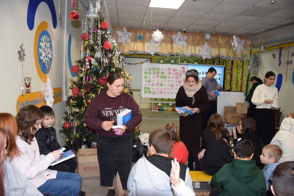 Свято подарувало дітям щирі усмішки, радість і відчуття дива, яке особливо важливе у складний воєнний час. Саме заради таких моментів волонтери продовжують свою роботу, підтримуючи найуразливіших та даруючи надію. Начальник Чугуївської міської військової адміністрації Галина Мінаєва висловила щиру подяку волонтерам та благодійникам, які від перших днів повномасштабної війни й до сьогодні залишаються поруч із громадою, підтримують мешканців та допомагають у найскладніші моменти, та зауважила, що їхня допомога — це не лише підтримка, а й віра та надія для всієї громади.