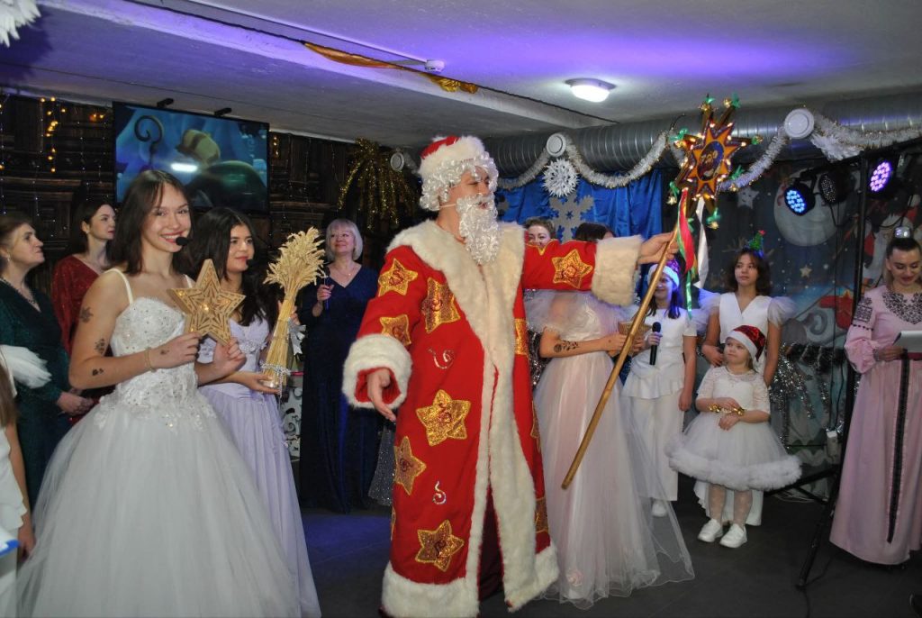 Начальник Чугуївської міської військової адміністрації Галина Мінаєва подякувала присутнім за відданість справі та побажала, щоб Новий рік приніс у кожну оселю тепло, мир і надію на краще майбутнє.