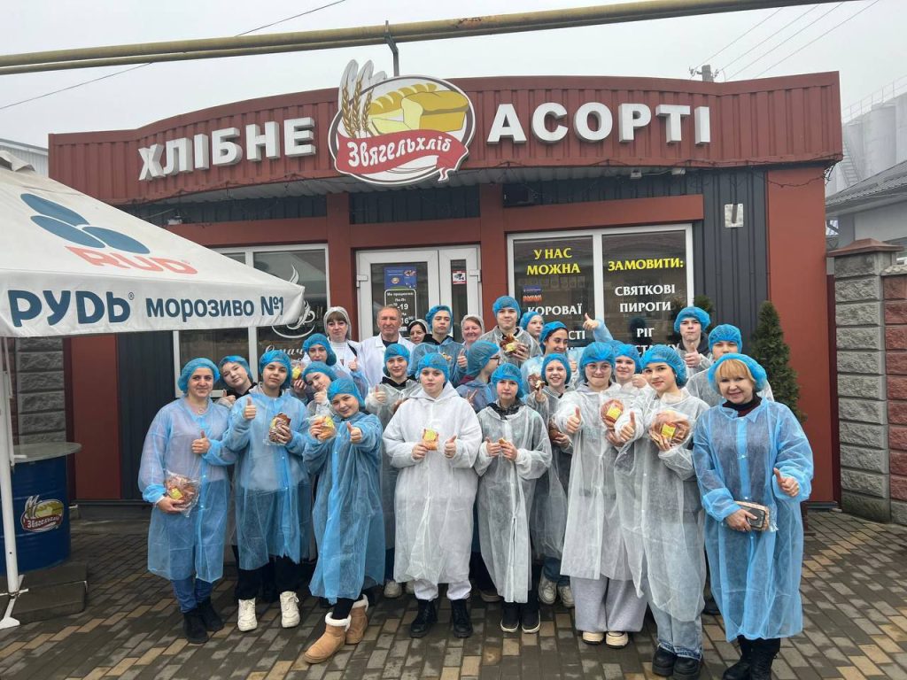 Чугуївська громада щиро цінує дружню співпрацю з містом-побратимом Звягелем. Начальник міської військової адміністрації Галина Мінаєва висловила слова подяки організаторам поїздки та особисто Звягельському міському голові Миколі Боровцю за запрошення, теплу гостинність, турботу, доброту й щиру увагу, з якими зустрічали чугуївських дітей.