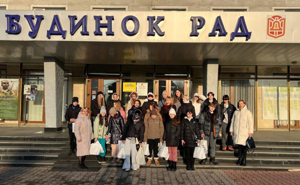 Чугуївська громада щиро цінує дружню співпрацю з містом-побратимом Звягелем. Начальник міської військової адміністрації Галина Мінаєва висловила слова подяки організаторам поїздки та особисто Звягельському міському голові Миколі Боровцю за запрошення, теплу гостинність, турботу, доброту й щиру увагу, з якими зустрічали чугуївських дітей.
