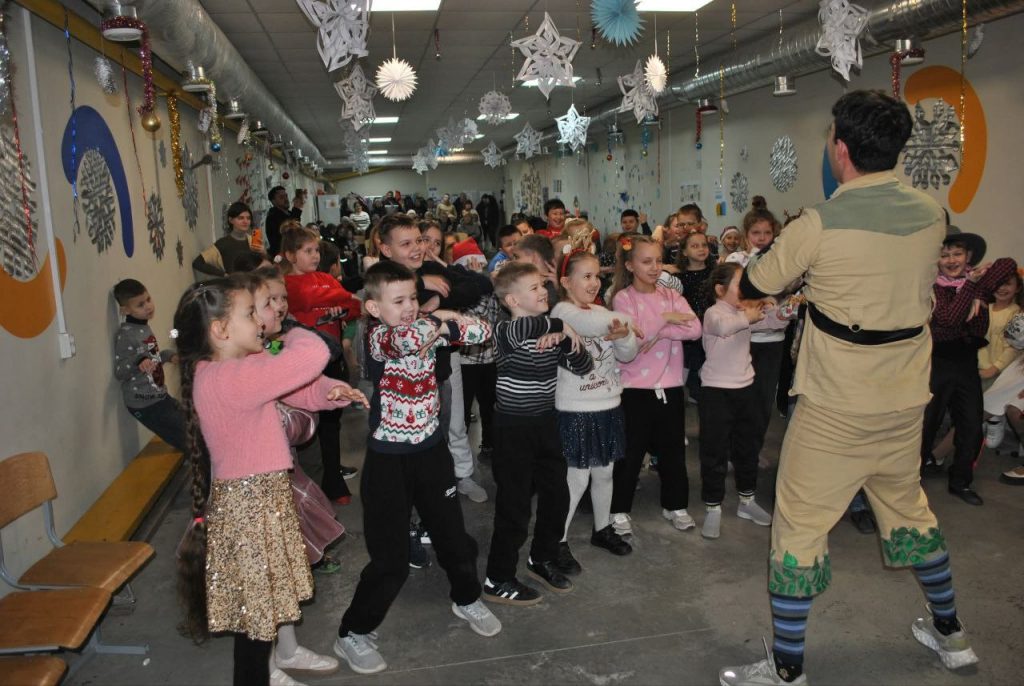 Галина Мінаєва щиро подякувала підприємцям, а також харизматичному ведучому Михайлу за подаровані емоції та чудове свято для дітей Чугуївської громади.