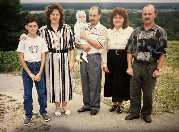 Навчався у Клугино-Башкирівській спеціалізованій загальноосвітній школі І-ІІІ ступенів з поглибленим вивченням іноземних мов. Після закінчення 9 класів навчався в Чугуєво-Бабчанському лісовому фаховому коледжі. По закінченню в 2006 році коледжу здобув кваліфікацію фахового молодшого бакалавра по спеціальності Агроінженерія (технік-механік).