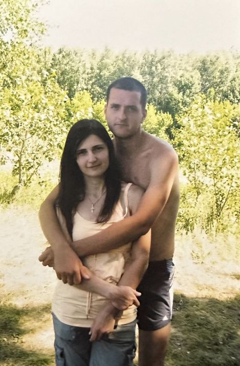 У квітні 2006 року був призваний Чугуївським РВК на військову строкову службу. Службу проходив у складі Навчального Гвардійського Оршанського орденів Суворова, Кутузова і Олександра Невського центру Державної прикордонної служби України. Він займав посади стрільця, водія-електрика. У лютому 2007 року Денис переходить на військову службу по контракту в 4-й Харківський прикордонний загін. У цей же період він навчається в Харківському національному технічному університеті сільського господарства імені Петра Василенка. По його закінченню в 2009 році отримав базову вищу освіту за напрямком підготовки «Інженерна механіка». По закінченню військового контракту з березня 2010 року його трудова діяльність була пов’язана з підприємствами міста Харків. Тривалий час він працював слюсарем-складальником на АТ «Завод «Електроважмаш», а в подальшому його трудова діяльність була пов’язана з будівництвом. Він працював майстром будівельних та монтажних робіт. З часом він зустрів свою кохану. У сім’ї народилися дві доньки: Карина та Злата. Як розповідає його дружина Алеся, «Денис багато часу проводив із коханою родиною. Займався домашніми справами та планував майбутнє. Він був  люблячим батьком та чоловіком.  Любив машини та вмів їх ремонтувати та все, що виходило з ладу. Денис мріяв про мотоцикл. Денис був відповідальним, надійним, мужнім, чесним, а також добрим, емоційно зрілим і здатним до співпереживання».