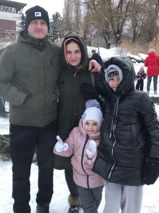 У квітні 2006 року був призваний Чугуївським РВК на військову строкову службу. Службу проходив у складі Навчального Гвардійського Оршанського орденів Суворова, Кутузова і Олександра Невського центру Державної прикордонної служби України. Він займав посади стрільця, водія-електрика. У лютому 2007 року Денис переходить на військову службу по контракту в 4-й Харківський прикордонний загін. У цей же період він навчається в Харківському національному технічному університеті сільського господарства імені Петра Василенка. По його закінченню в 2009 році отримав базову вищу освіту за напрямком підготовки «Інженерна механіка». По закінченню військового контракту з березня 2010 року його трудова діяльність була пов’язана з підприємствами міста Харків. Тривалий час він працював слюсарем-складальником на АТ «Завод «Електроважмаш», а в подальшому його трудова діяльність була пов’язана з будівництвом. Він працював майстром будівельних та монтажних робіт. З часом він зустрів свою кохану. У сім’ї народилися дві доньки: Карина та Злата. Як розповідає його дружина Алеся, «Денис багато часу проводив із коханою родиною. Займався домашніми справами та планував майбутнє. Він був  люблячим батьком та чоловіком.  Любив машини та вмів їх ремонтувати та все, що виходило з ладу. Денис мріяв про мотоцикл. Денис був відповідальним, надійним, мужнім, чесним, а також добрим, емоційно зрілим і здатним до співпереживання».