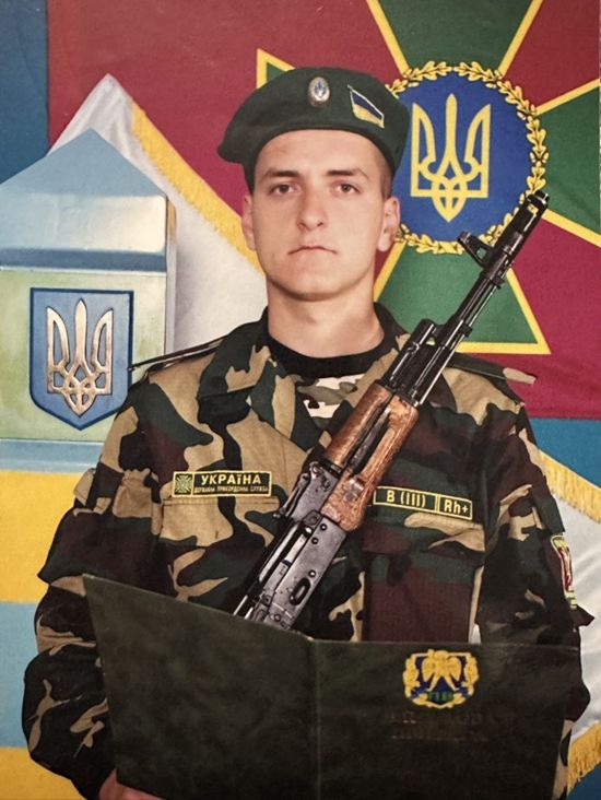 Навчався у Клугино-Башкирівській спеціалізованій загальноосвітній школі І-ІІІ ступенів з поглибленим вивченням іноземних мов. Після закінчення 9 класів навчався в Чугуєво-Бабчанському лісовому фаховому коледжі. По закінченню в 2006 році коледжу здобув кваліфікацію фахового молодшого бакалавра по спеціальності Агроінженерія (технік-механік).