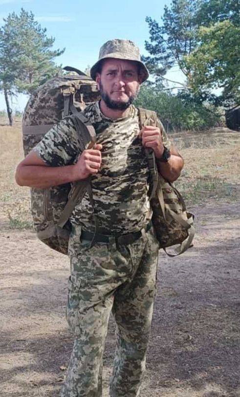 Повномасштабна війна не дала здійснити у повному обсязі мрії. 19.08.2024 року Денис був мобілізований Чугуївським РТЦК та СП, відібраний для проходження військової служби під час мобілізації в 92-й окремій штурмовій бригаді імені кошового отамана Івана Сірка. Попередньо він був направлений для військової перепідготовки в 239-й Новомосковський загальновійськовий полігон. По закінченню навчання був призначений на посаду навідника 1-го штурмового відділення 1-го штурмового взводу 12-ї штурмової роти 4-го штурмового батальйону протитанкового взводу штурмового батальйону 92-ої окремої штурмової бригади імені кошового отамана Івана Сірка.