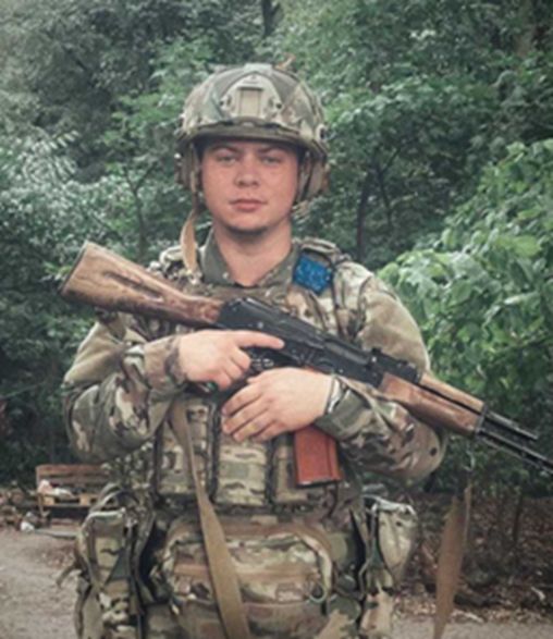 У Чугуєві відбулася церемонія вручення державної нагороди родині загиблого воїна Дмитра Єрьоменка. За особисту мужність, самовіддане виконання військового обов’язку та вірність присязі Указом Президента України Захисника було нагороджено орденом «За мужність» ІІІ ступеня (посмертно). Нагороду рідним полеглого захисника передали заступник начальника Чугуївської міської військової адміністрації Ігор Шепелєв та заступник начальника Чугуївського РТЦК та СП Володимир Федотов.