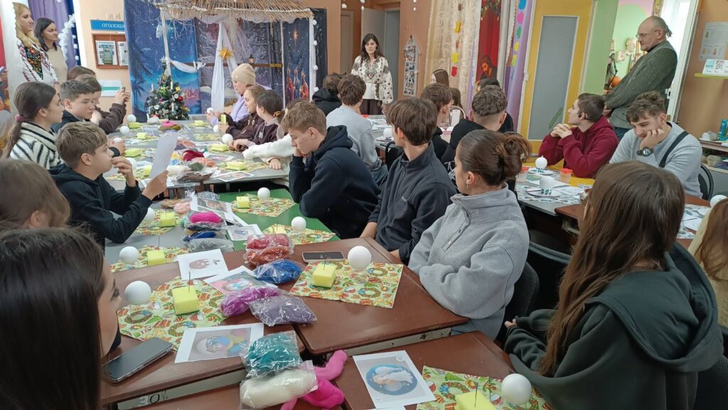 Надзвичайно вдячні голові Галицької міської ради, начальнику відділу освіти, директорам Комарівського та Крилоського ліцеїв! З подарунками і сувенірами та заряджені позитивом, усі повернулися додому. Важливість таких подорожей полягає в єднанні української молоді, у духовному збагаченні, культурному обміні між різними частинами нашої країни.
