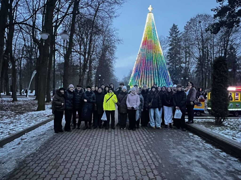 Надзвичайно вдячні голові Галицької міської ради, начальнику відділу освіти, директорам Комарівського та Крилоського ліцеїв! З подарунками і сувенірами та заряджені позитивом, усі повернулися додому. Важливість таких подорожей полягає в єднанні української молоді, у духовному збагаченні, культурному обміні між різними частинами нашої країни.