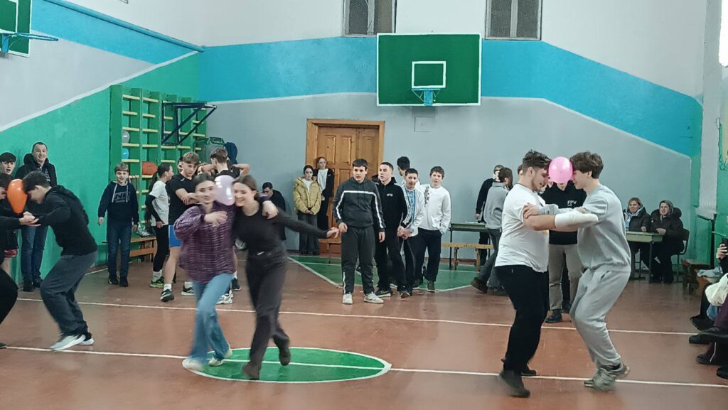 Надзвичайно вдячні голові Галицької міської ради, начальнику відділу освіти, директорам Комарівського та Крилоського ліцеїв! З подарунками і сувенірами та заряджені позитивом, усі повернулися додому. Важливість таких подорожей полягає в єднанні української молоді, у духовному збагаченні, культурному обміні між різними частинами нашої країни.