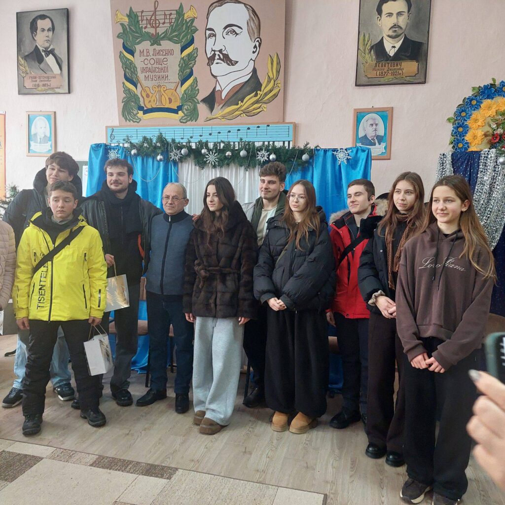 Надзвичайно вдячні голові Галицької міської ради, начальнику відділу освіти, директорам Комарівського та Крилоського ліцеїв! З подарунками і сувенірами та заряджені позитивом, усі повернулися додому. Важливість таких подорожей полягає в єднанні української молоді, у духовному збагаченні, культурному обміні між різними частинами нашої країни.