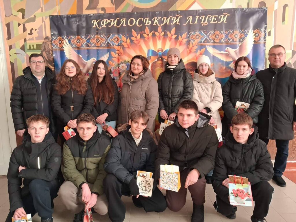 Надзвичайно вдячні голові Галицької міської ради, начальнику відділу освіти, директорам Комарівського та Крилоського ліцеїв! З подарунками і сувенірами та заряджені позитивом, усі повернулися додому. Важливість таких подорожей полягає в єднанні української молоді, у духовному збагаченні, культурному обміні між різними частинами нашої країни.