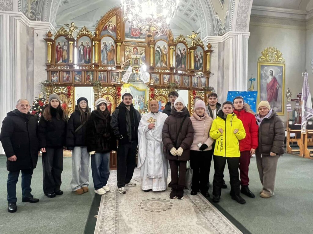 Надзвичайно вдячні голові Галицької міської ради, начальнику відділу освіти, директорам Комарівського та Крилоського ліцеїв! З подарунками і сувенірами та заряджені позитивом, усі повернулися додому. Важливість таких подорожей полягає в єднанні української молоді, у духовному збагаченні, культурному обміні між різними частинами нашої країни.