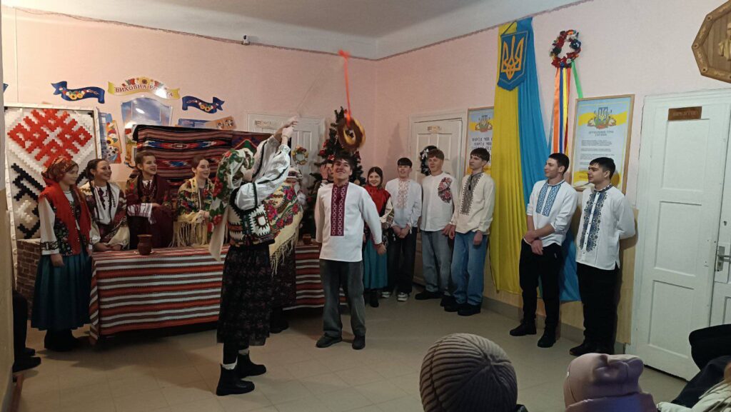 Надзвичайно вдячні голові Галицької міської ради, начальнику відділу освіти, директорам Комарівського та Крилоського ліцеїв! З подарунками і сувенірами та заряджені позитивом, усі повернулися додому. Важливість таких подорожей полягає в єднанні української молоді, у духовному збагаченні, культурному обміні між різними частинами нашої країни.