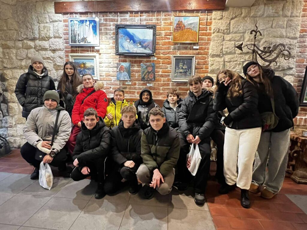 Надзвичайно вдячні голові Галицької міської ради, начальнику відділу освіти, директорам Комарівського та Крилоського ліцеїв! З подарунками і сувенірами та заряджені позитивом, усі повернулися додому. Важливість таких подорожей полягає в єднанні української молоді, у духовному збагаченні, культурному обміні між різними частинами нашої країни.