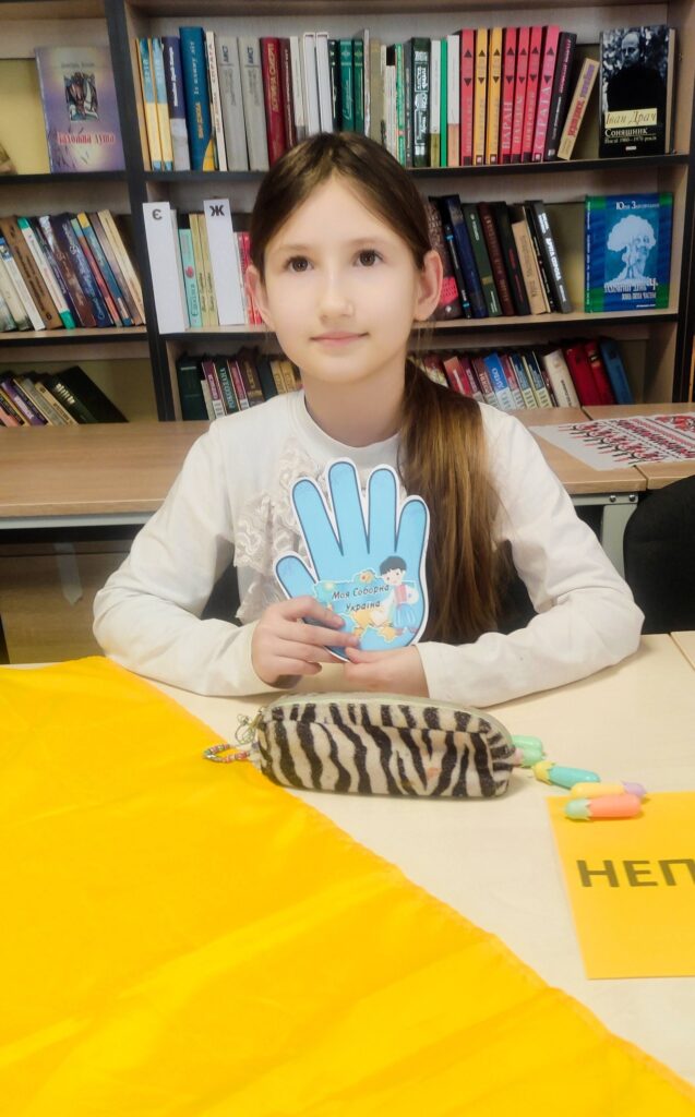 Цей ланцюжок тепер прикрашає наш патріотичний куточок, нагадуючи кожному відвідувачу, що наша сила — в єдності!