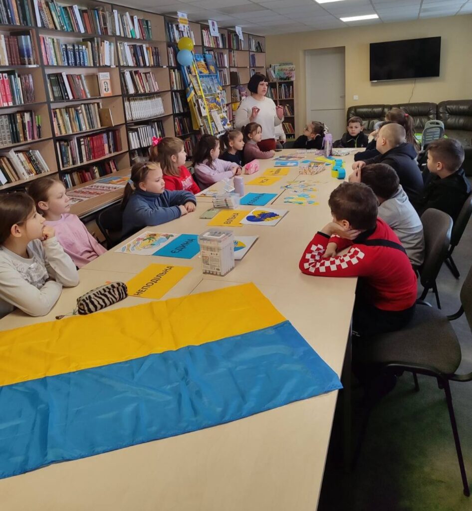 Цей ланцюжок тепер прикрашає наш патріотичний куточок, нагадуючи кожному відвідувачу, що наша сила — в єдності!