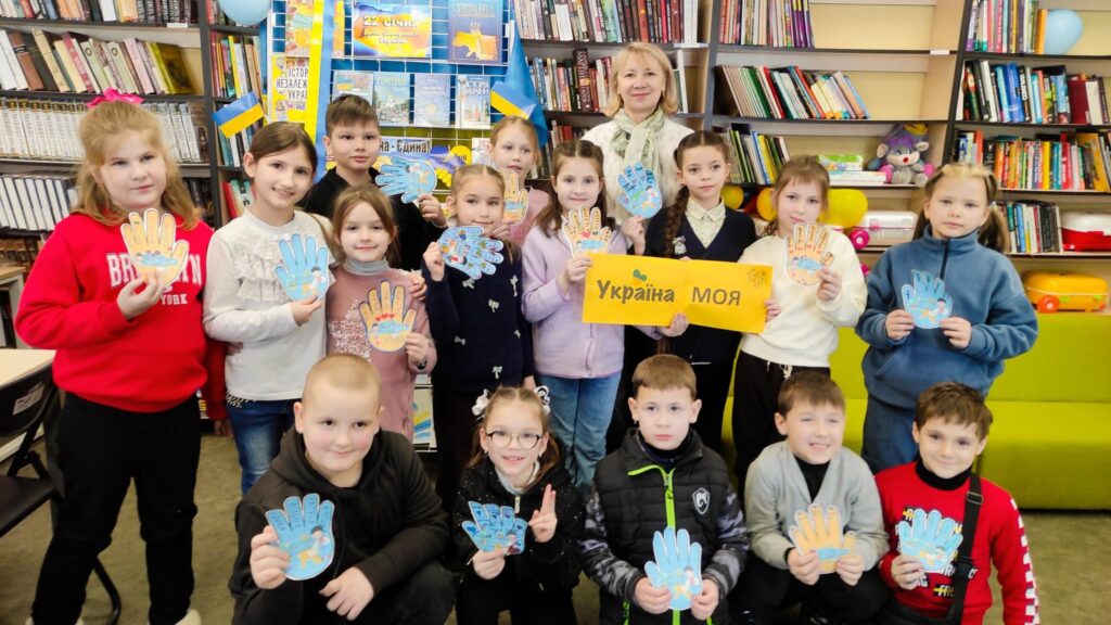 Цей ланцюжок тепер прикрашає наш патріотичний куточок, нагадуючи кожному відвідувачу, що наша сила — в єдності!