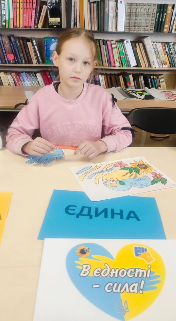Цей ланцюжок тепер прикрашає наш патріотичний куточок, нагадуючи кожному відвідувачу, що наша сила — в єдності!