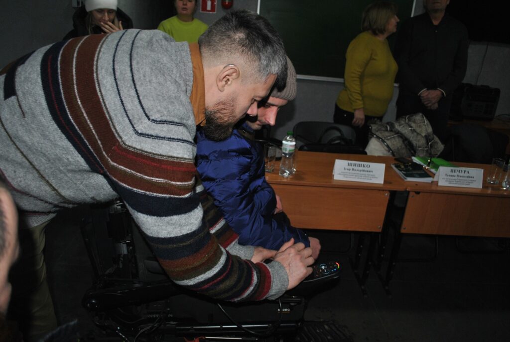 Розпочався захід з приємного моменту – ветерану-захиснику з Чугуєва Євгену Овчаренко було вручено сучасний колісний візок з електроприводом від Харківської обласної військової адміністрації, благодійної організації «Незламна», ветеранського простору «Пліч-о-пліч» та нідерландської компанії Sunrise Medical HCM B.V.