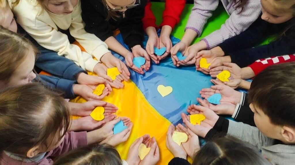 Цей ланцюжок тепер прикрашає наш патріотичний куточок, нагадуючи кожному відвідувачу, що наша сила — в єдності!