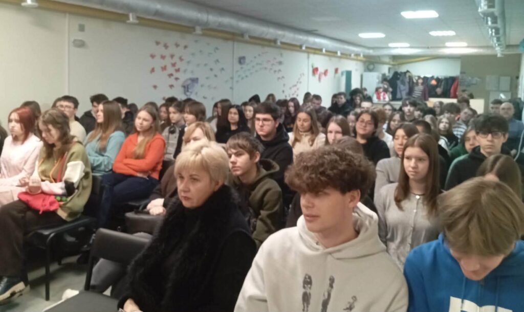 Згадали тих, хто віддав життя за незалежність і соборність нашої держави. Їхній подвиг назавжди залишиться в серцях українців. Зберігаючи єдність, підтримуючи одне одного та працюючи заради спільного майбутнього, ми обов'язково здобудемо Перемогу і збудуємо сильну, мирну, європейську Україну.