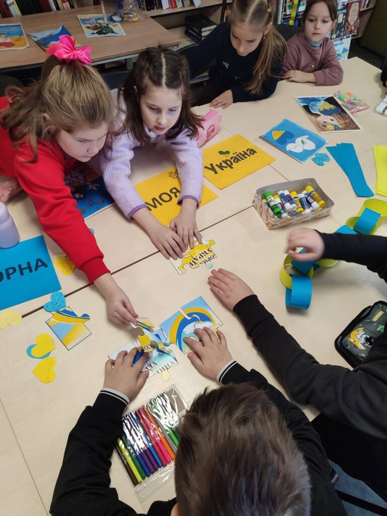 Цей ланцюжок тепер прикрашає наш патріотичний куточок, нагадуючи кожному відвідувачу, що наша сила — в єдності!