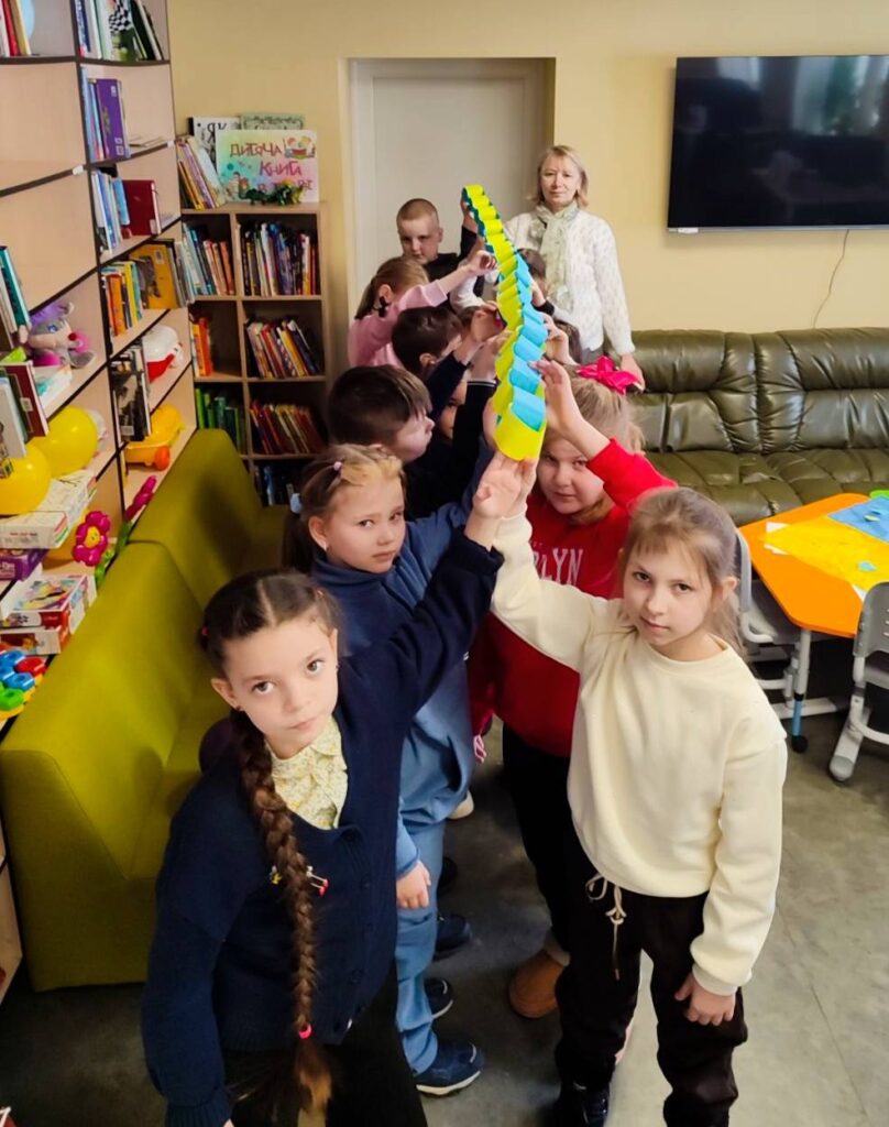 Цей ланцюжок тепер прикрашає наш патріотичний куточок, нагадуючи кожному відвідувачу, що наша сила — в єдності!