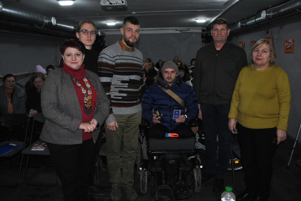 Розпочався захід з приємного моменту – ветерану-захиснику з Чугуєва Євгену Овчаренко було вручено сучасний колісний візок з електроприводом від Харківської обласної військової адміністрації, благодійної організації «Незламна», ветеранського простору «Пліч-о-пліч» та нідерландської компанії Sunrise Medical HCM B.V.