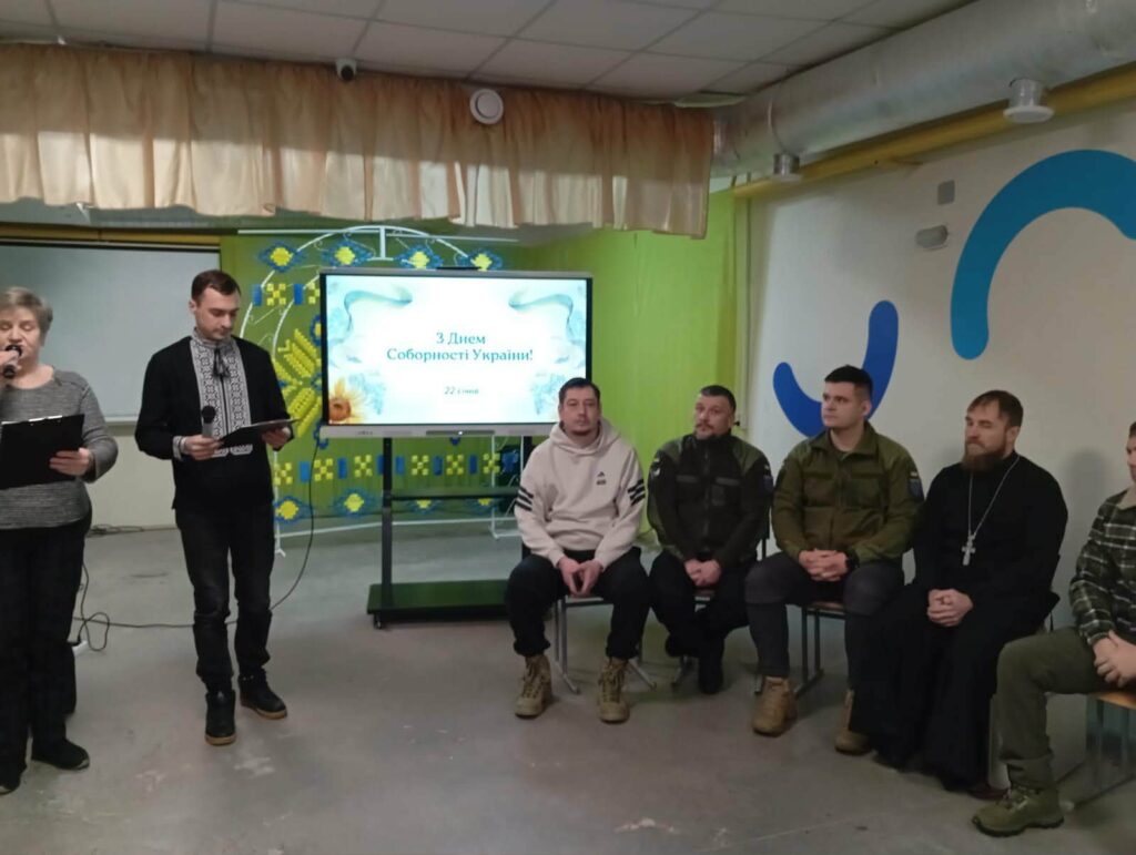 Згадали тих, хто віддав життя за незалежність і соборність нашої держави. Їхній подвиг назавжди залишиться в серцях українців. Зберігаючи єдність, підтримуючи одне одного та працюючи заради спільного майбутнього, ми обов'язково здобудемо Перемогу і збудуємо сильну, мирну, європейську Україну.