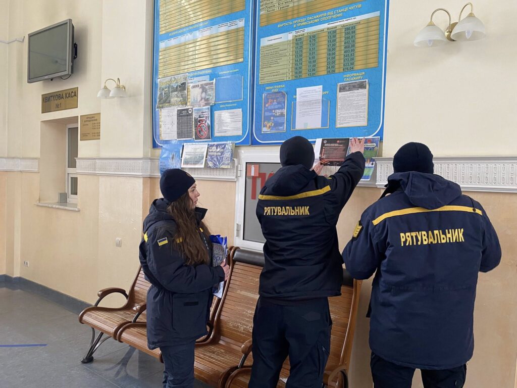 Троє людей у формі із написом