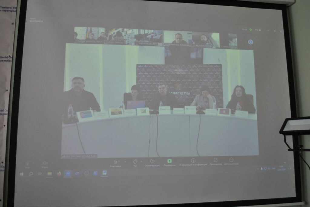 Особливу увагу приділили викликам, з якими стикаються прифронтові громади: близькість лінії фронту та обстріли критичної інфраструктури змушують місцеву владу постійно шукати додаткові шляхи забезпечення сталої життєдіяльності населених пунктів. Обмін досвідом і підтримка між громадами суттєво полегшують вирішення цих завдань.