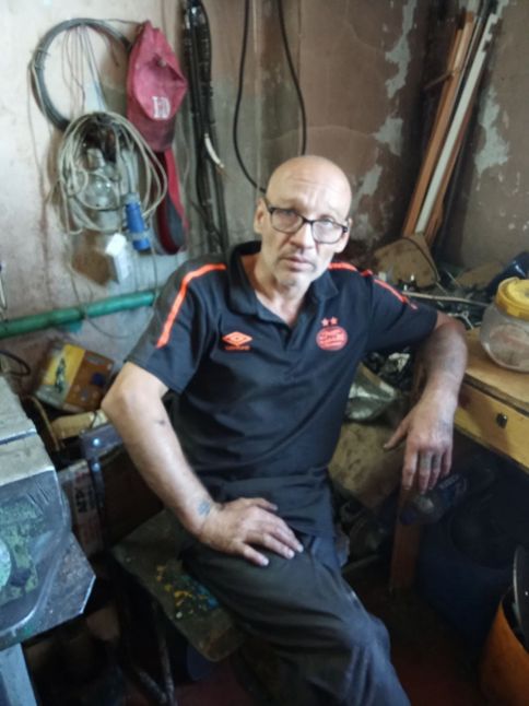 У 2019 році за сімейними обставинами він вимушений був переїхати у місто Куп’янськ, де проживав і працював до 2024 року. Через постійні обстріли, що призвели до погіршення безпекової ситуації, в місті Куп’янськ у 2024 році проводилася обов’язкова евакуація, а тому Сергій вимушений був переїхати до міста Чугуїв та проживав тут понад рік. Проживаючи в місті Чугуїв, він працював у приватній фірмі і займався ремонтом генераторів для військових.