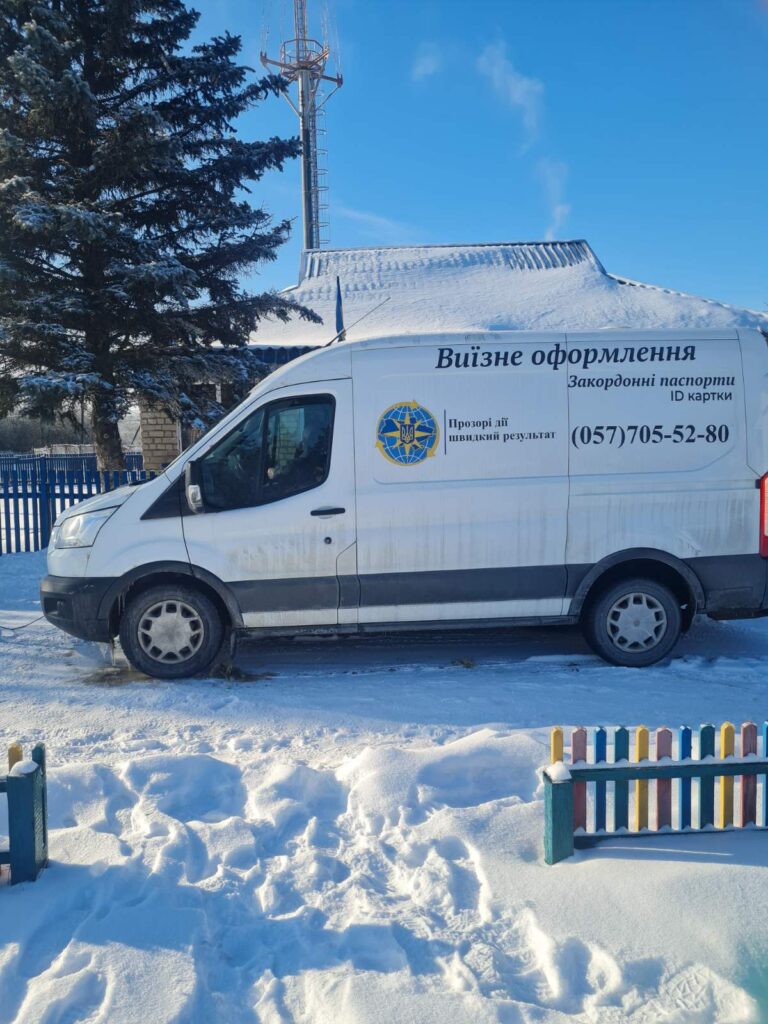 Біла вантажівка з написом 