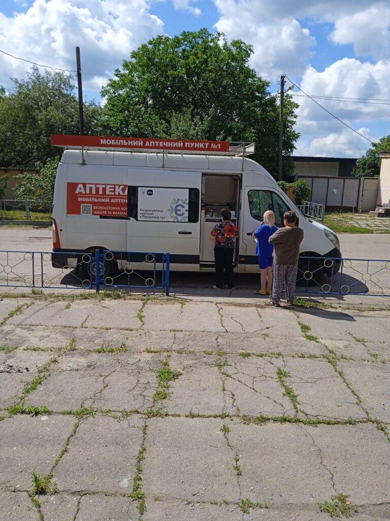 Біля спеціального автомобіля зі словом