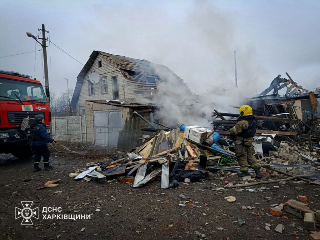 Два пожежника ліквідують наслідки пожежі в приватному будинку, що зазнав руйнувань внаслідок вибуху.