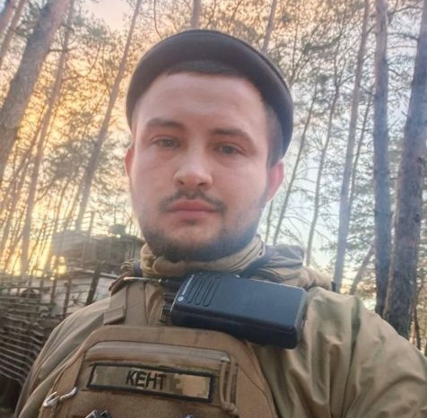 Військовий у тактичній формі та кепці з нашивкою 