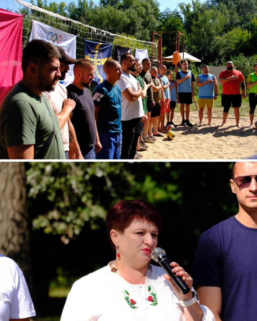 Колаж показує групу чоловіків, які стоять з руками на грудях біля волейбольної сітки, та жінку, яка виступає з мікрофоном.