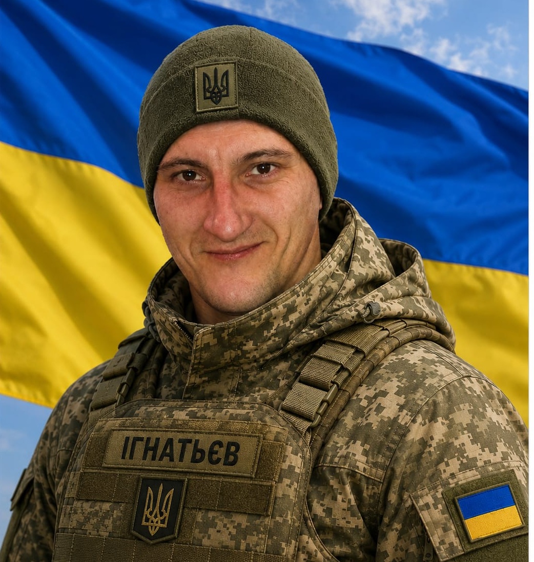 Солдат у камуфляжній формі з табличкою 