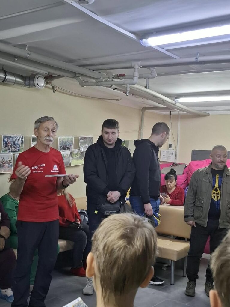 Чоловік у червоній футболці з написом