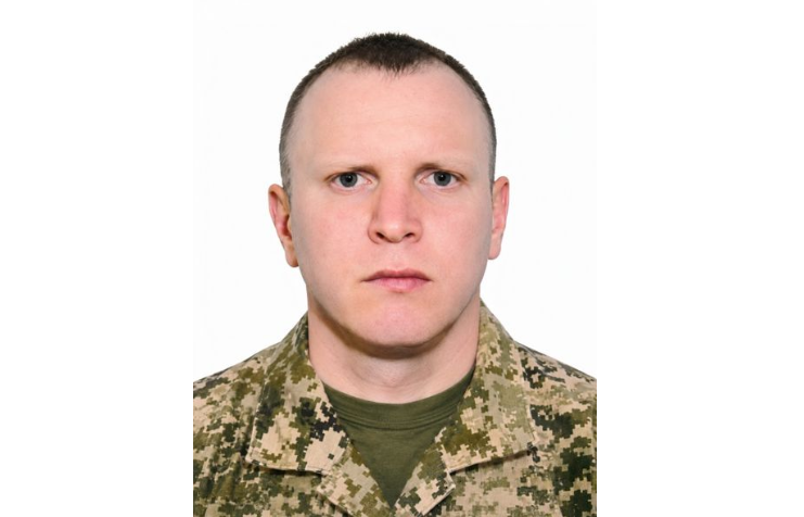 Чоловік у військовому камуфляжному одязі