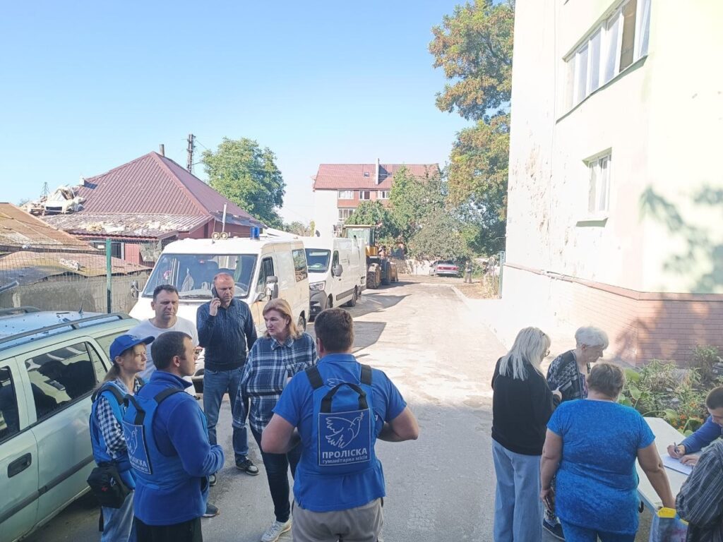 Гуманітарні волонтери з рюкзаками 